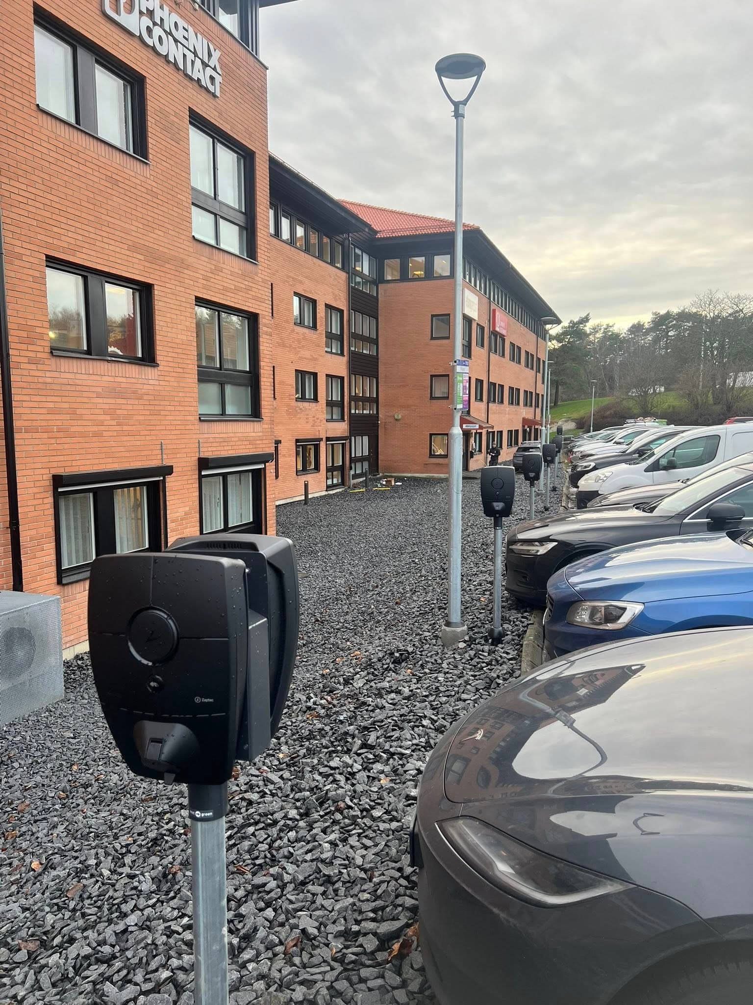 Laddplatser för bilar utanför byggnad